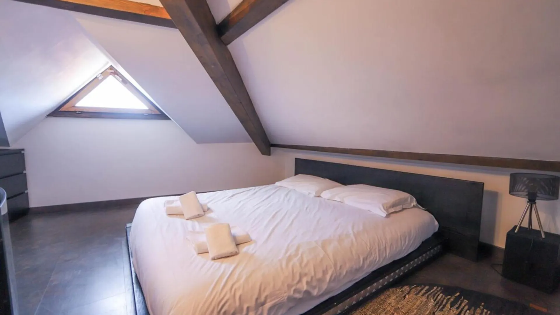 2 Bd Apartment With Sauna In The Center Of Annecy contacts